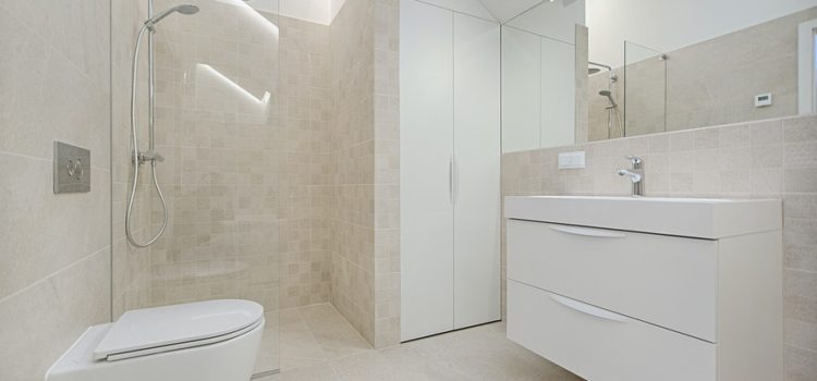 Salle de bain sous pente : 5 idées de réalisation bien conçues